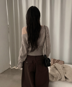 배론 버튼 포인트 원숄더 울 보카시 오프숄더 긴팔니트 브라운