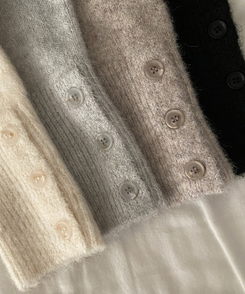 배론 버튼 포인트 원숄더 울 보카시 오프숄더 긴팔니트