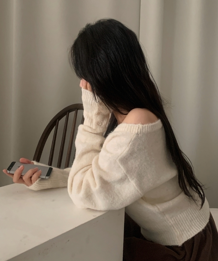 배론 버튼 포인트 원숄더 울 보카시 오프숄더 긴팔니트 아이보리