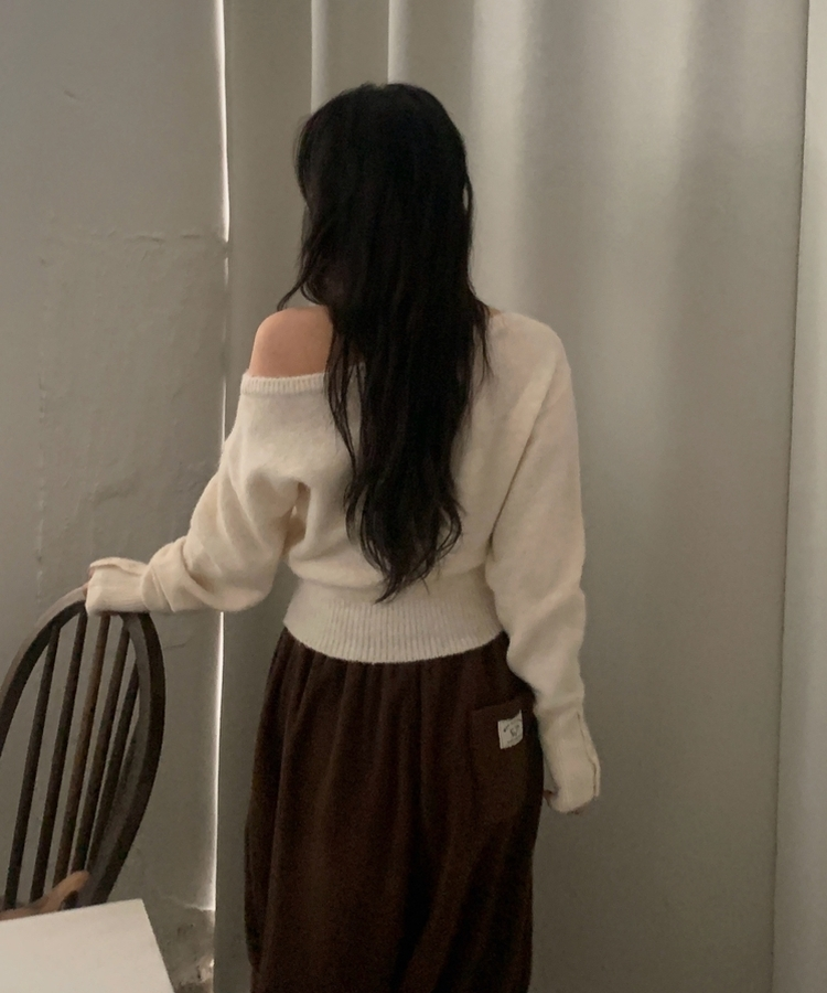 배론 버튼 포인트 원숄더 울 보카시 오프숄더 긴팔니트 아이보리