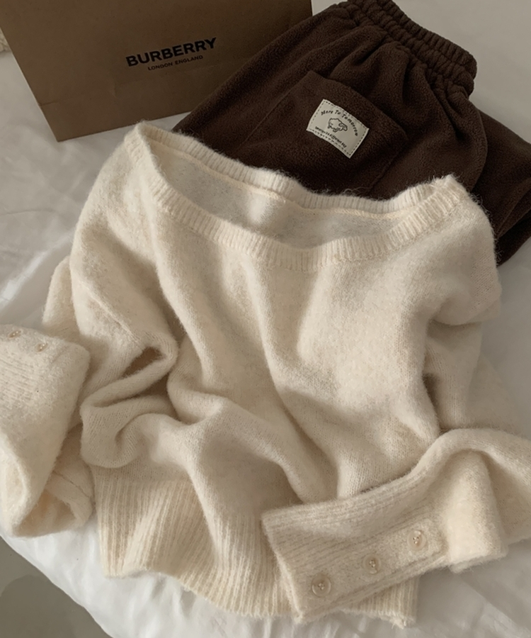 배론 버튼 포인트 원숄더 울 보카시 오프숄더 긴팔니트