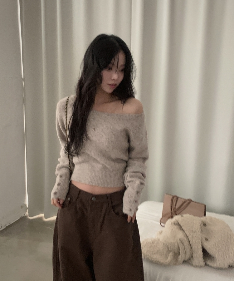 배론 버튼 포인트 원숄더 울 보카시 오프숄더 긴팔니트 브라운