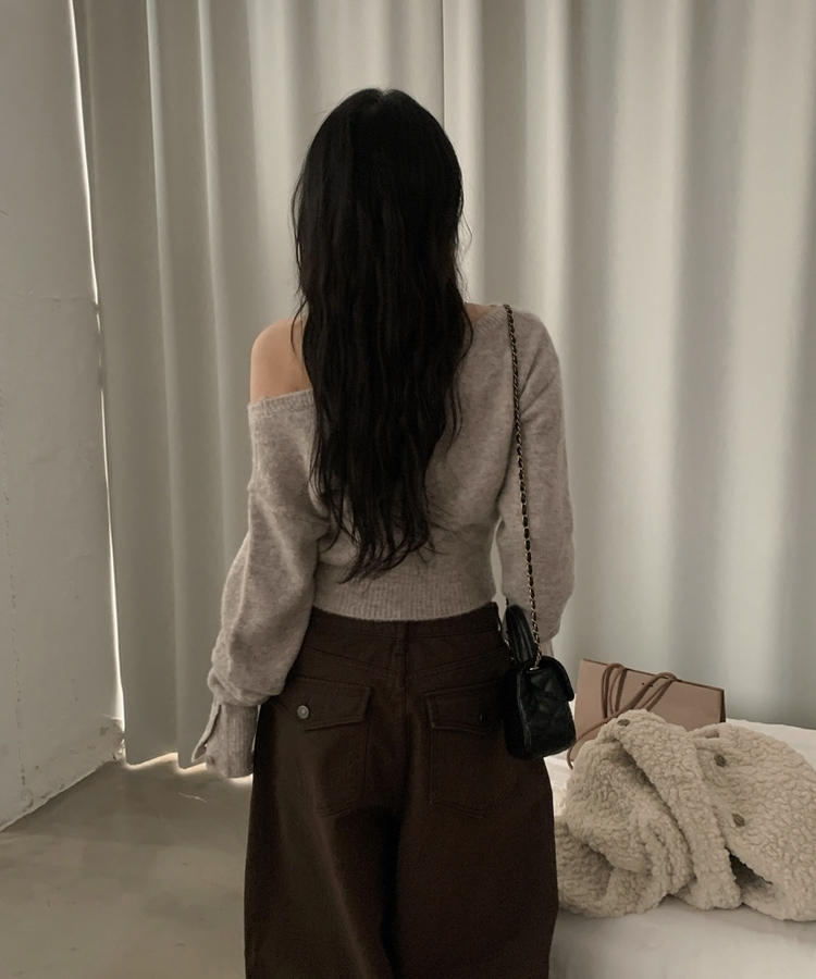 배론 버튼 포인트 원숄더 울 보카시 오프숄더 긴팔니트 브라운