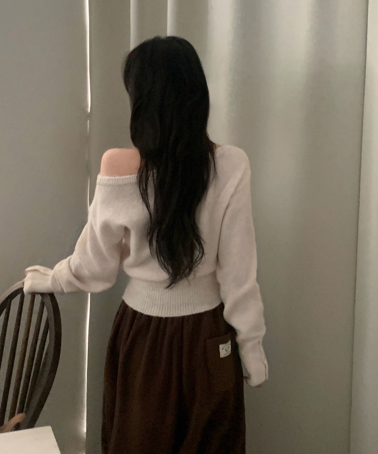 배론 버튼 포인트 원숄더 울 보카시 오프숄더 긴팔니트 아이보리