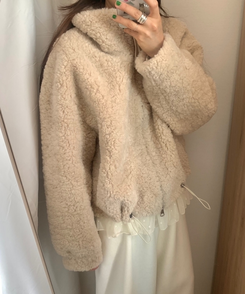 ファーストリングジップアップムスタン BEIGE