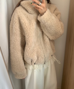 ファーストリングジップアップムスタン BEIGE