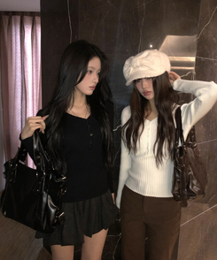 リブレースVネックニット BLACK