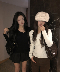 リブレースVネックニット BLACK