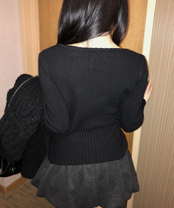 リブレースVネックニット BLACK