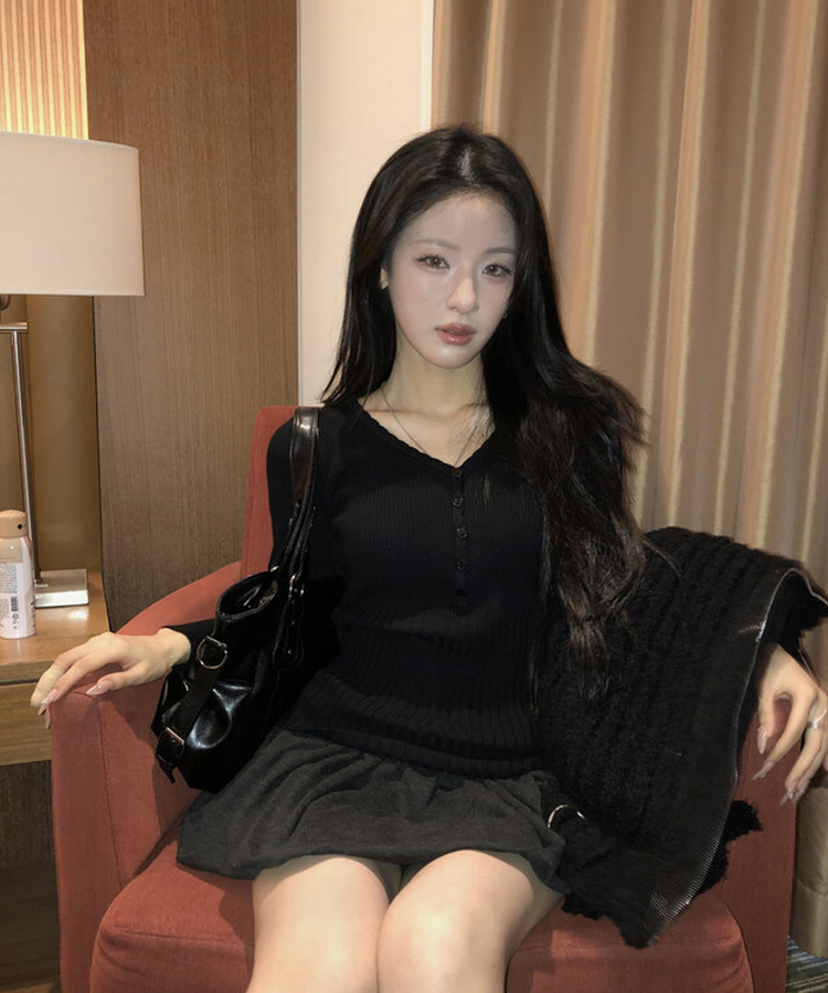 リブレースVネックニット BLACK