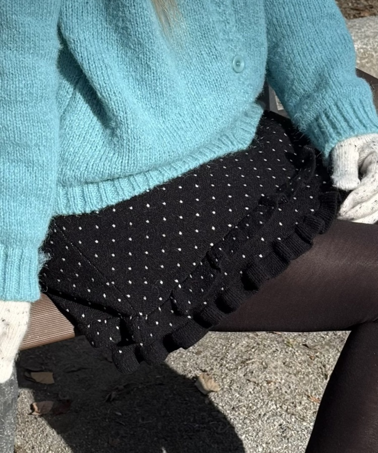 도트 러플 니트 미니 스커트 블랙