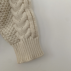 ケーブルラウンドバルーンニット