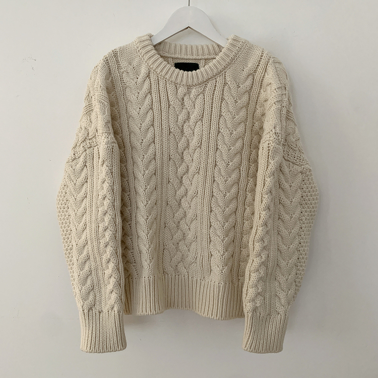 ケーブルラウンドバルーンニット