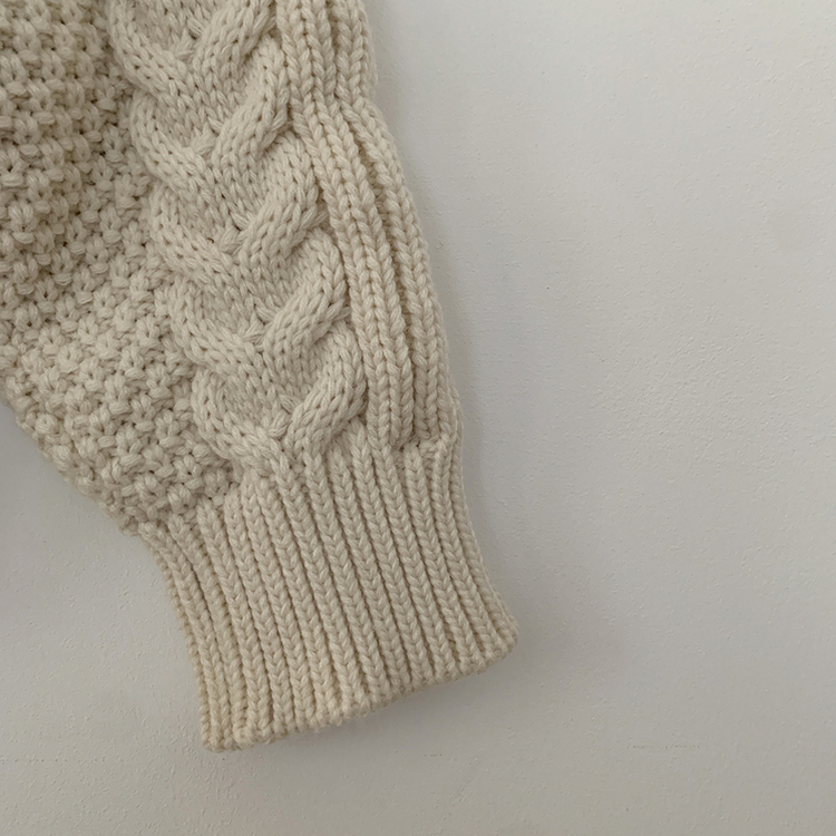 ケーブルラウンドバルーンニット