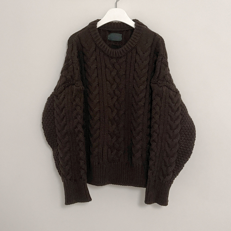 ケーブルラウンドバルーンニット