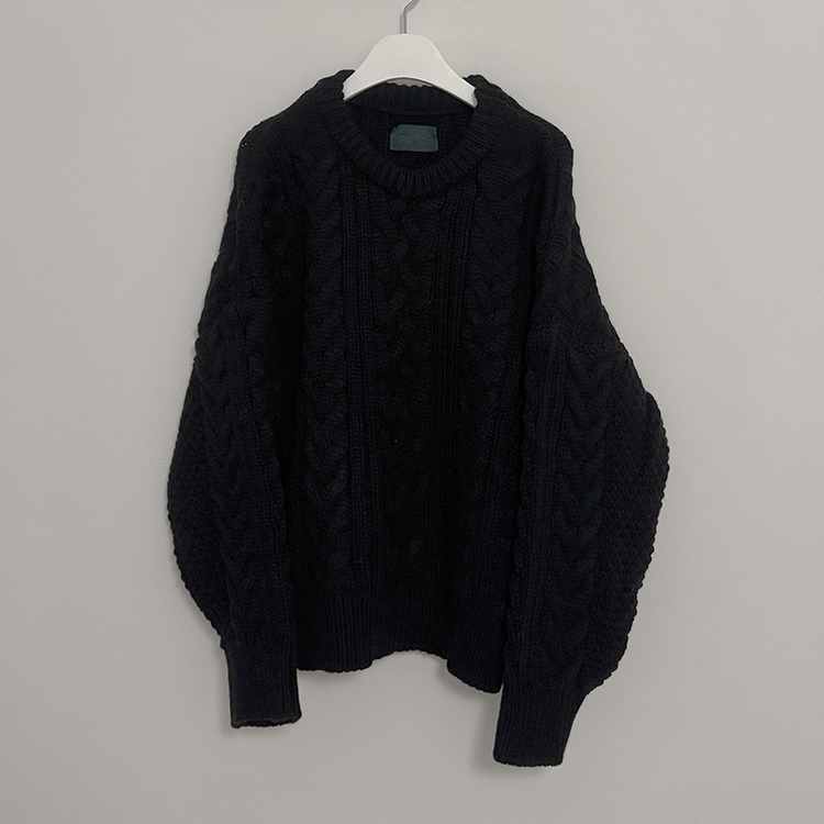 ケーブルラウンドバルーンニット