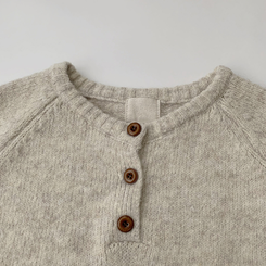 ラウンドボタンオーバーニット