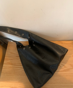 スタッドアイレットレザーバッグ