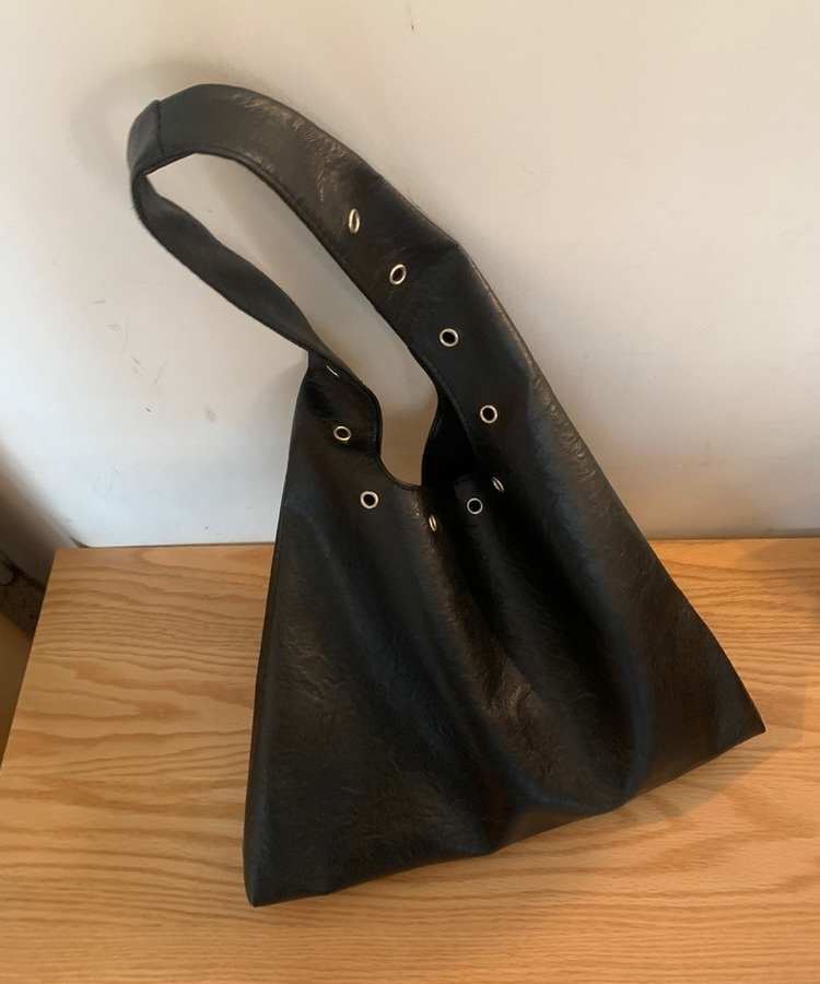 スタッドアイレットレザーバッグ