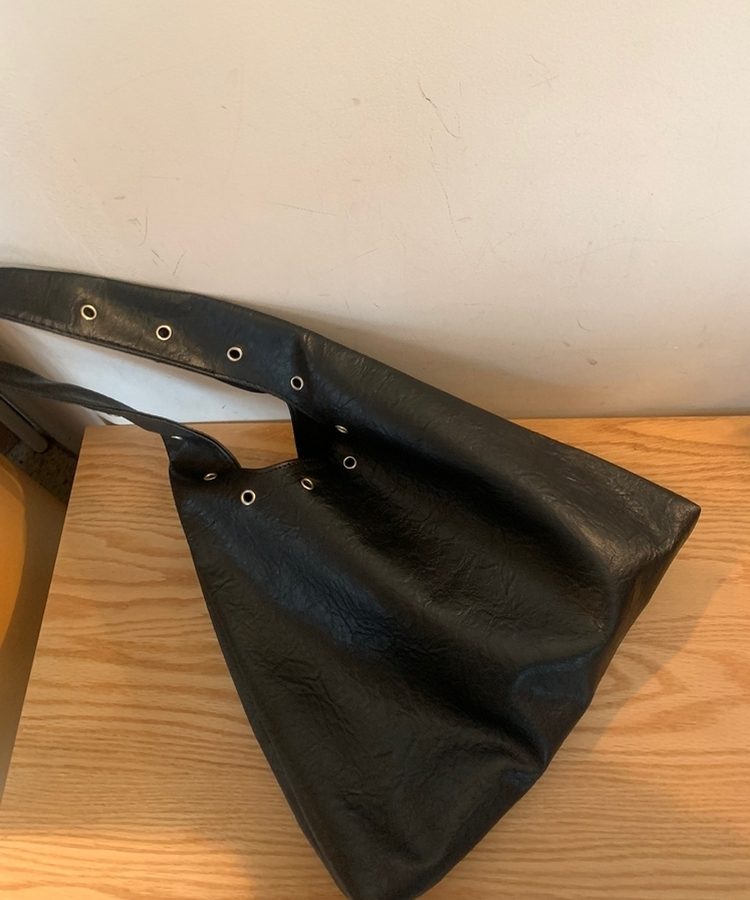 スタッドアイレットレザーバッグ