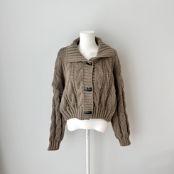 ケーブルオーバーニットカーディガン