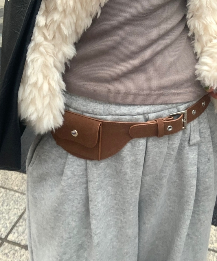 スエードバックルアイレットベルトバッグ BROWN