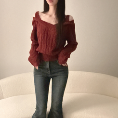 Vネックショルダースリットニット RED