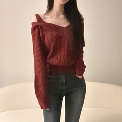 Vネックショルダースリットニット RED