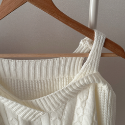 Vネックショルダースリットニット