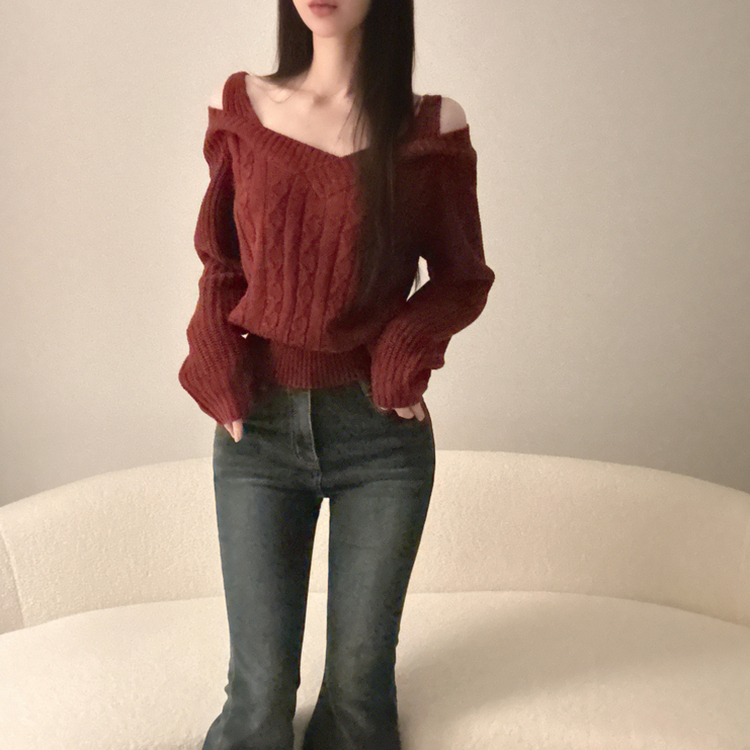 Vネックショルダースリットニット RED