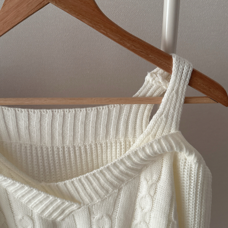 Vネックショルダースリットニット