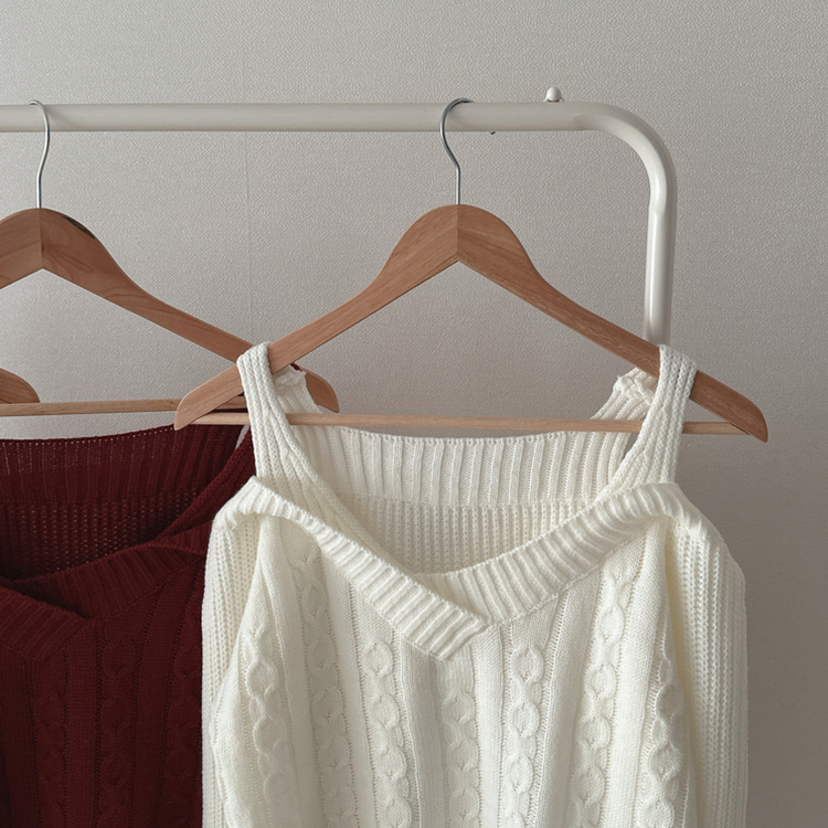 Vネックショルダースリットニット