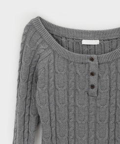 ケーブルヘンリーネックニット