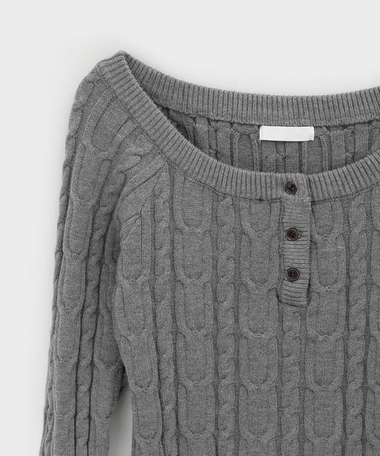 ケーブルヘンリーネックニット