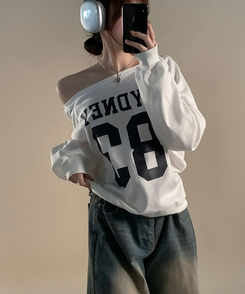 ナンバーレタリングオフショルダートレーナー IVORY