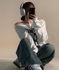 ナンバーレタリングオフショルダートレーナー IVORY