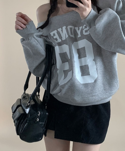 ナンバーレタリングオフショルダートレーナー GREY