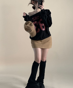 ナンバーレタリングオフショルダートレーナー BLACK