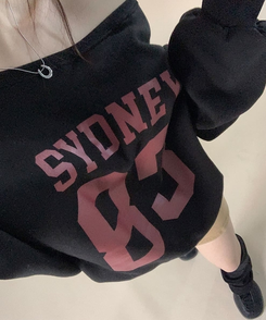 ナンバーレタリングオフショルダートレーナー BLACK