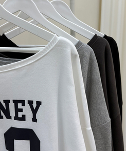 ナンバーレタリングオフショルダートレーナー