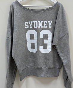 ナンバーレタリングオフショルダートレーナー