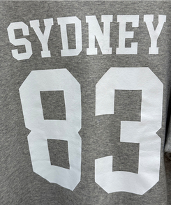 ナンバーレタリングオフショルダートレーナー