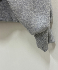 ナンバーレタリングオフショルダートレーナー