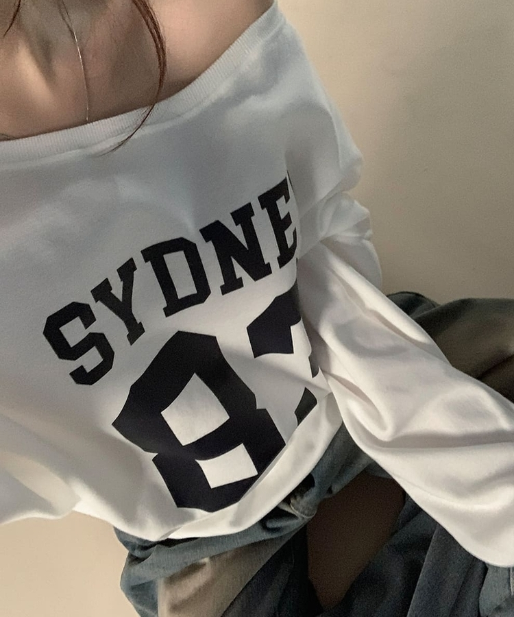 ナンバーレタリングオフショルダートレーナー IVORY