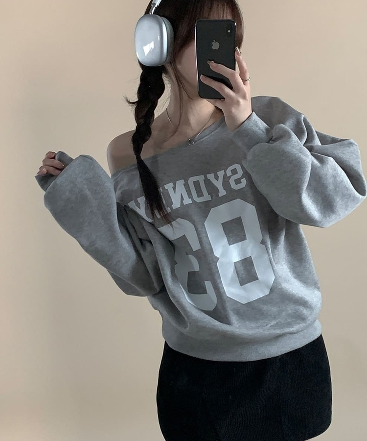 ナンバーレタリングオフショルダートレーナー GREY