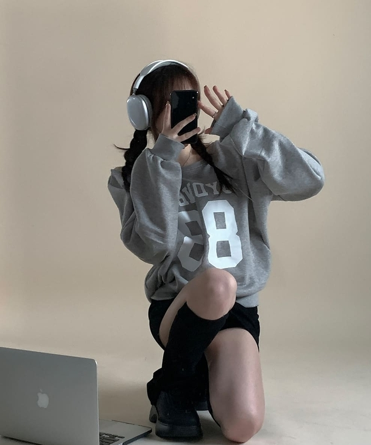 ナンバーレタリングオフショルダートレーナー GREY