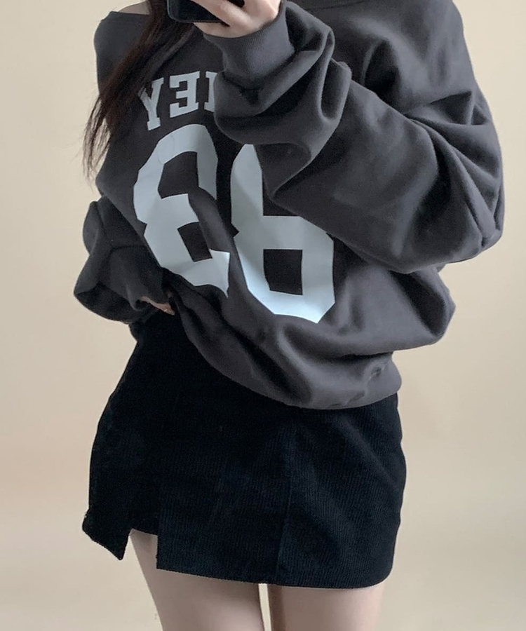 ナンバーレタリングオフショルダートレーナー CHARCOAL