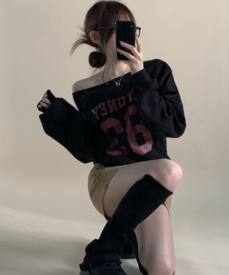 ナンバーレタリングオフショルダートレーナー BLACK