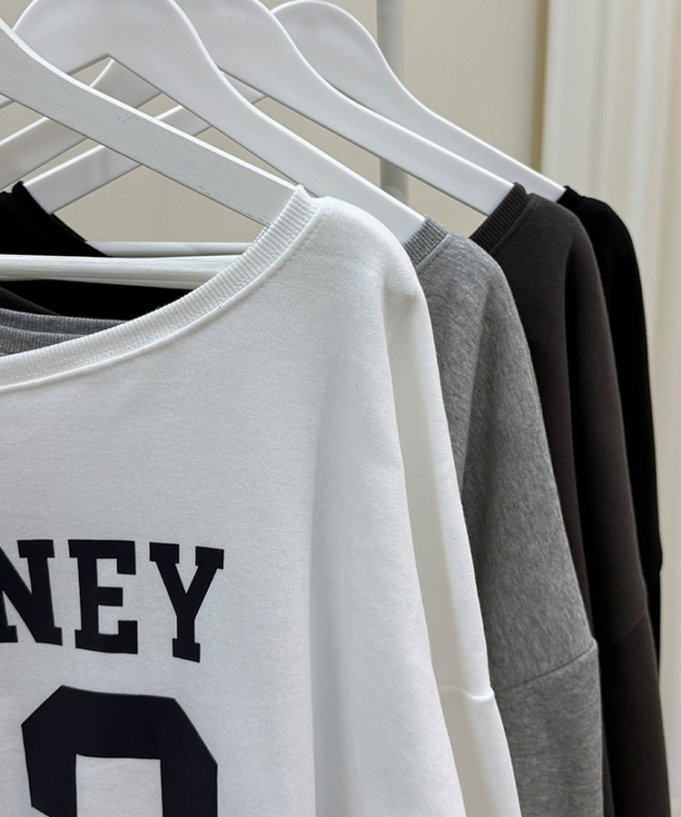 ナンバーレタリングオフショルダートレーナー