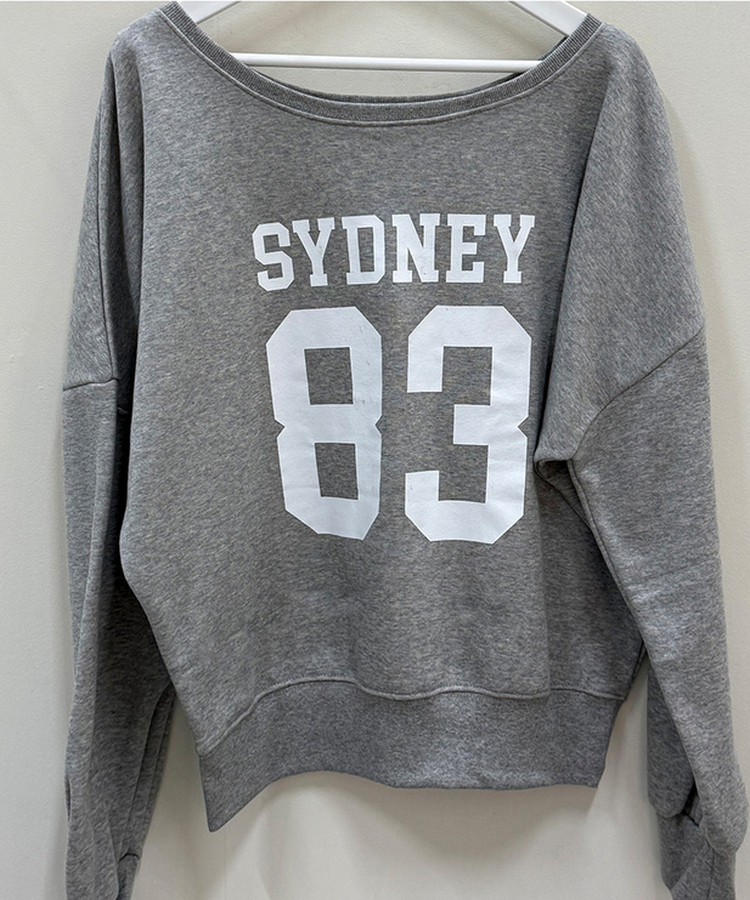 ナンバーレタリングオフショルダートレーナー